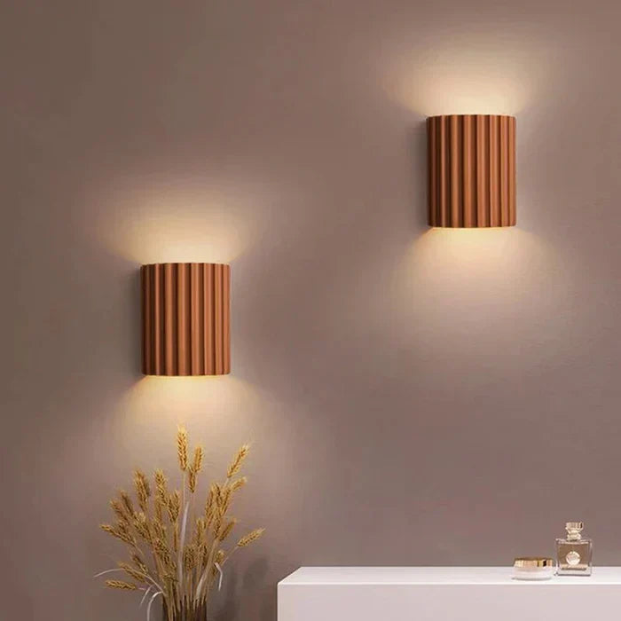 Harz-Wandleuchte mit Geripptem Schirm – Modernes Innendesign