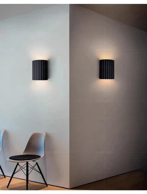Harz-Wandleuchte mit Geripptem Schirm – Modernes Innendesign