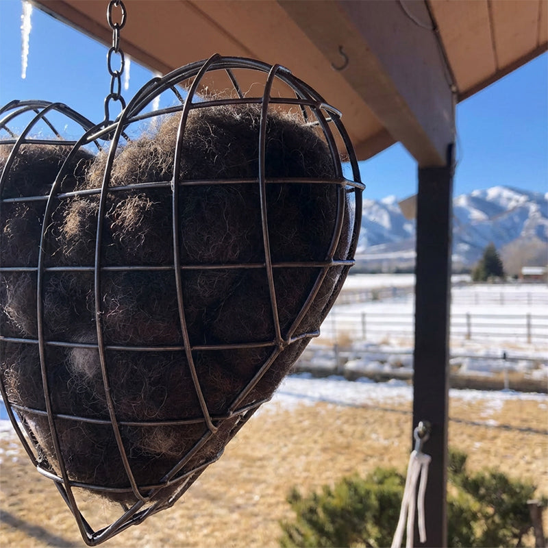 Herzförmiger Halter für Vogelnestmaterial mit Aufhängekette