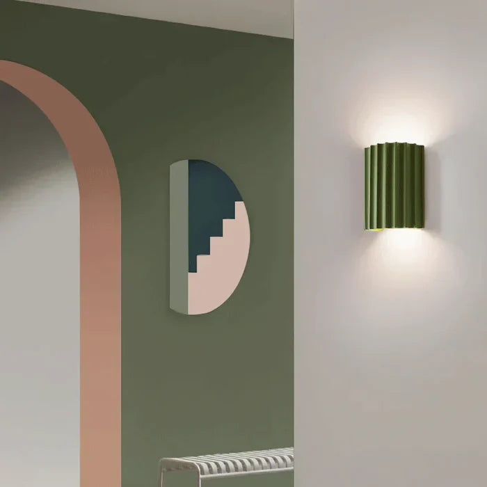 Harz-Wandleuchte mit Geripptem Schirm – Modernes Innendesign
