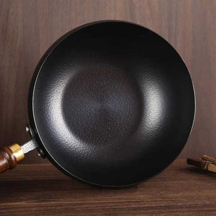 Japanischer Gusseisen-Topf mit Holzdeckel – Traditionelles Design für moderne Küchen