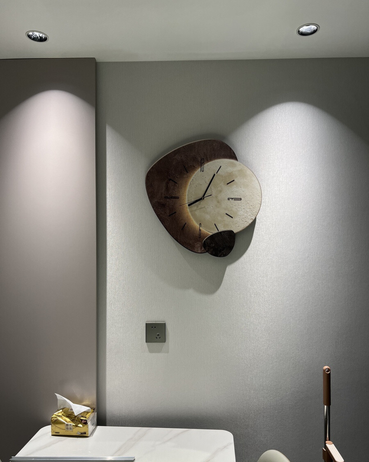 Mond-Wanduhr Minimalistisch – Beige & Gold