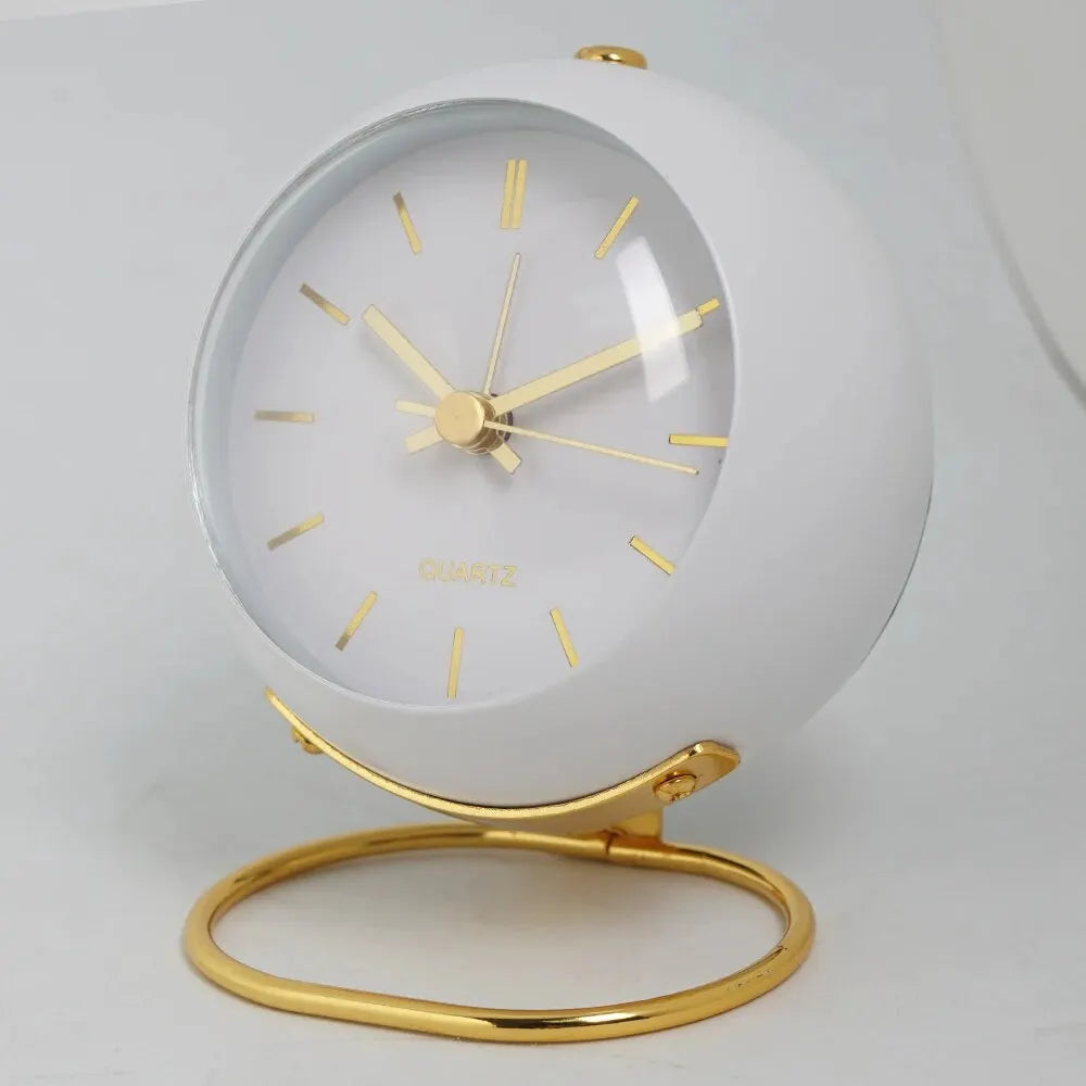 Runder Quarz-Wecker mit Goldständer – Lautloser Mechanismus