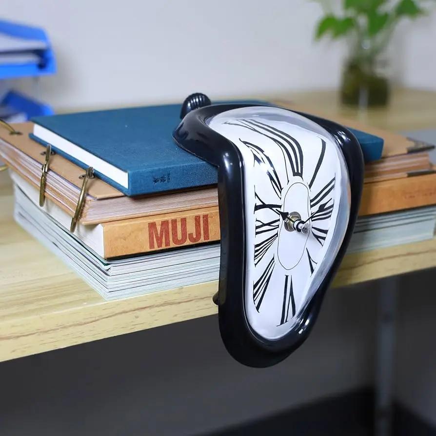 Schmelzende Vintage-Uhr — Inspiriert von der Illusion der Zeitverzerrung