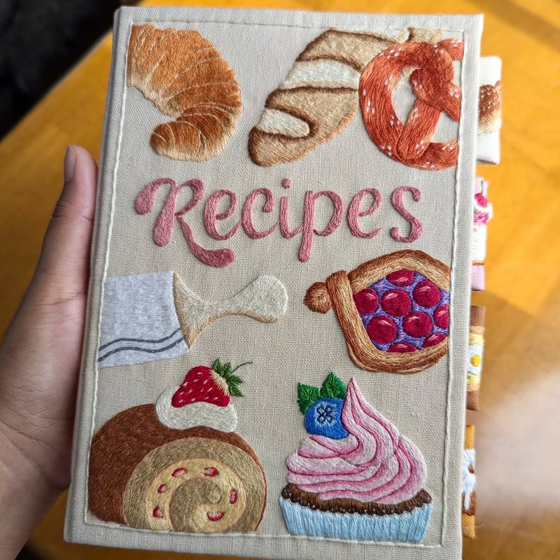 Handgefertigtes Rezeptbuch – Spritzwassergeschützte Seiten & bestickter Einband