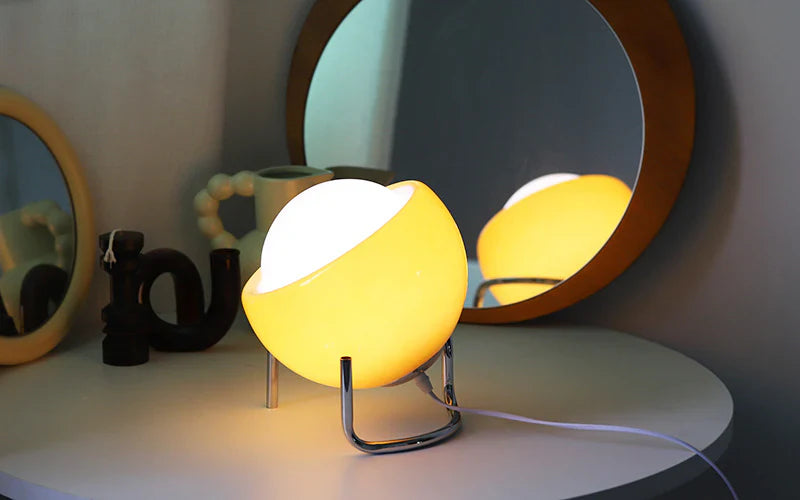 Kugelförmige Tischlampe mit warmem LED-Licht – im Retro-Stil