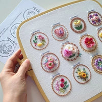 Blumen-Stickerei-Starter-Set – 12 Motive, komplett ausgestattet