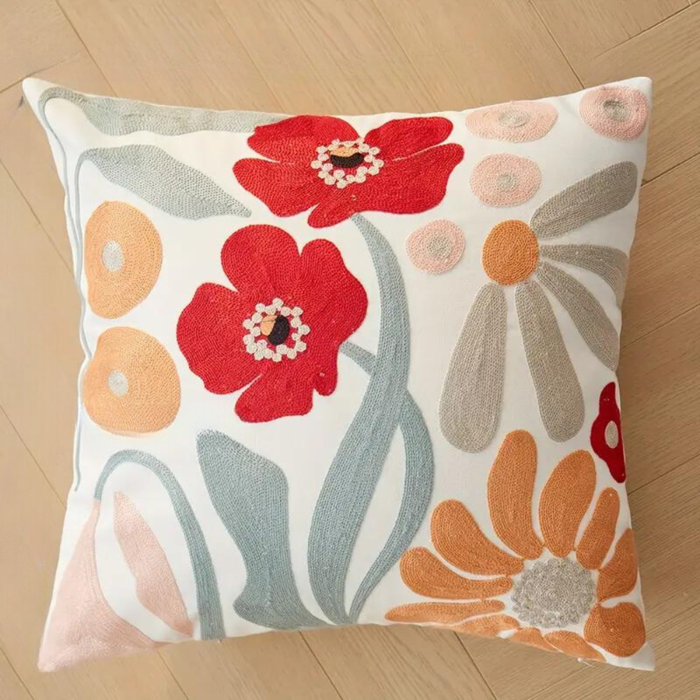 Kissenbezug mit gesticktem Blumen- und Botanik-Muster