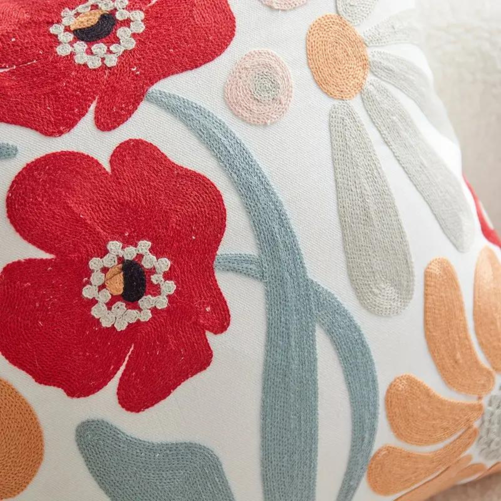 Kissenbezug mit gesticktem Blumen- und Botanik-Muster