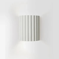 Harz-Wandleuchte mit Geripptem Schirm – Modernes Innendesign