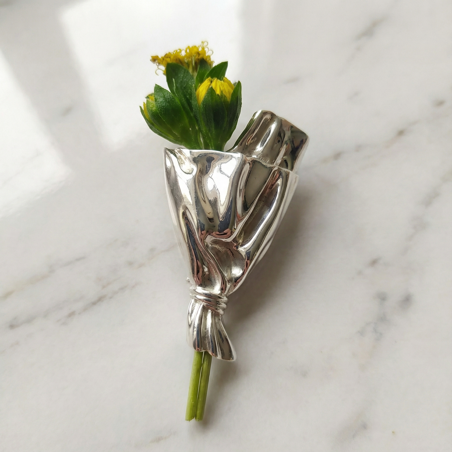 Blumenvase-Brosche mit kleiner Öffnung für frische Stiele