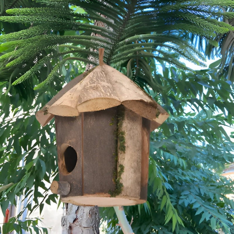 Hölzernes Vogelhaus mit Aufhängeband