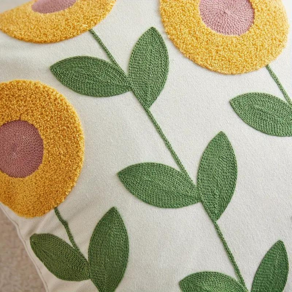 Kissenbezug mit gesticktem Blumen- und Botanik-Muster