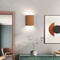 Harz-Wandleuchte mit Geripptem Schirm – Modernes Innendesign