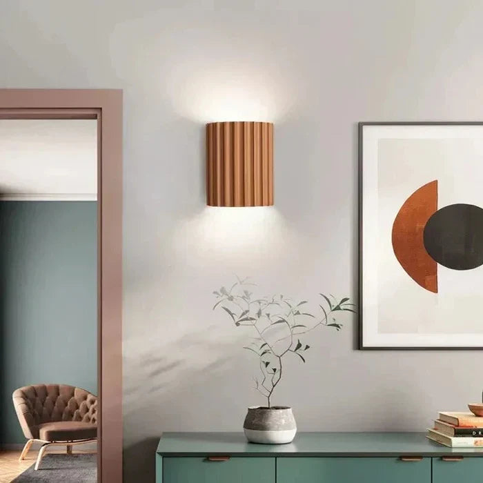Harz-Wandleuchte mit Geripptem Schirm – Modernes Innendesign