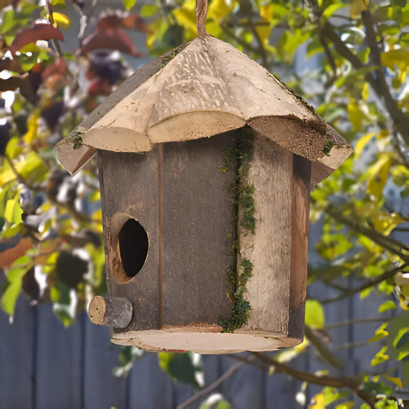 Hölzernes Vogelhaus mit Aufhängeband