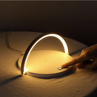 LED-Nachttischlampe mit kabellosem Ladegerät