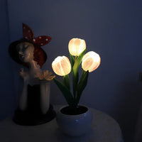 Tulpen-LED-Tischlampe im Keramiktopf – Warmes Dekorlicht