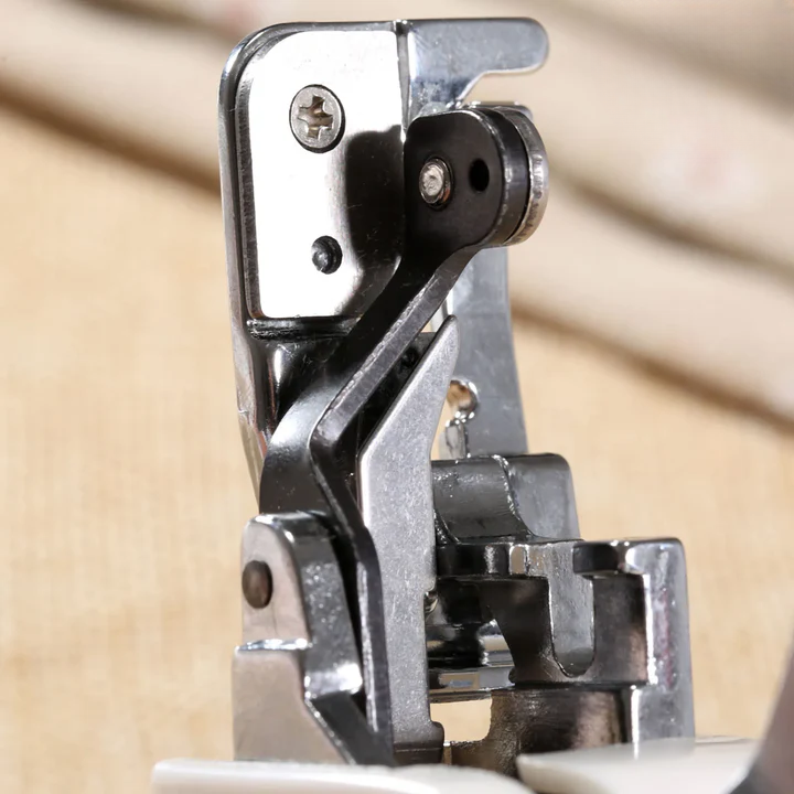Overlock-Nähfuß – Schneiden, Nähen & Versäubern in einem Schritt