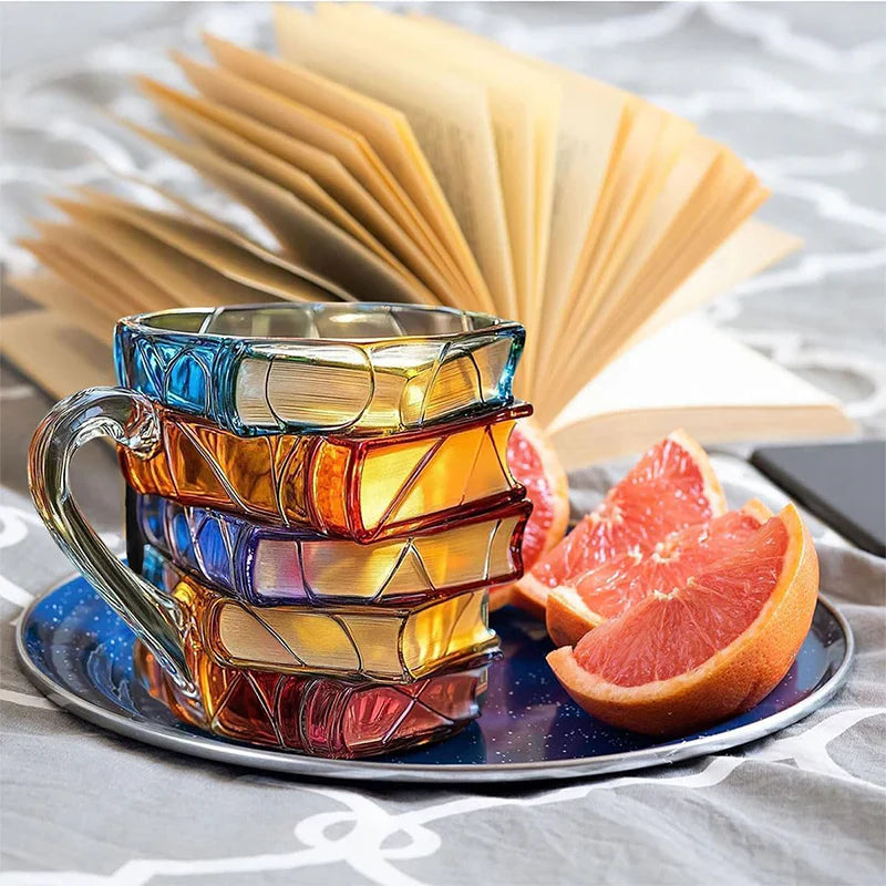 Handgeblasenes Glas-Trinkglas mit Gestapeltem Bücher-Design