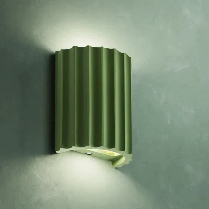 Harz-Wandleuchte mit Geripptem Schirm – Modernes Innendesign