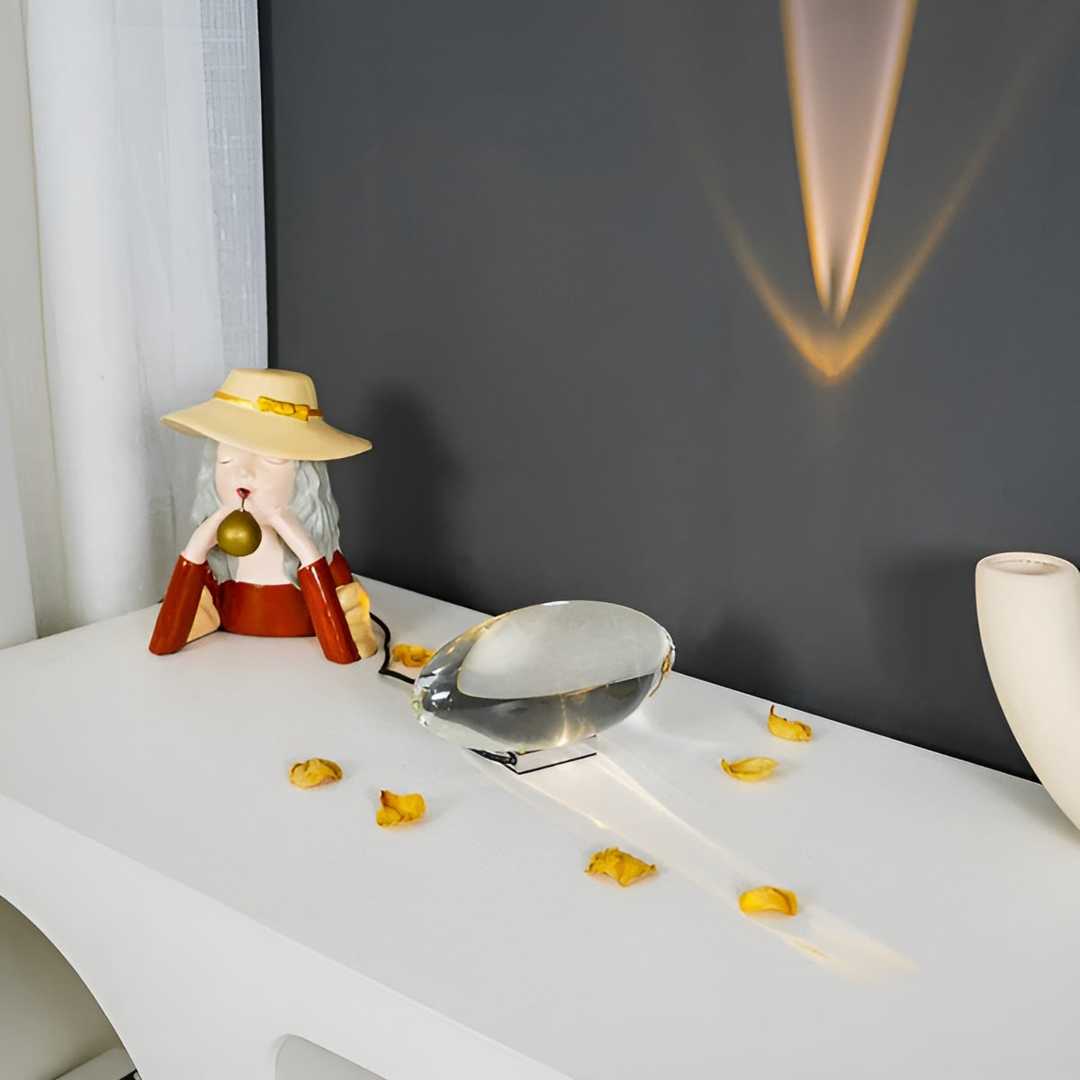Ovale Tischlampe mit warmem Stimmungslicht