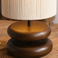 Tischlampe mit gestapeltem Holzsockel und Textilschirm