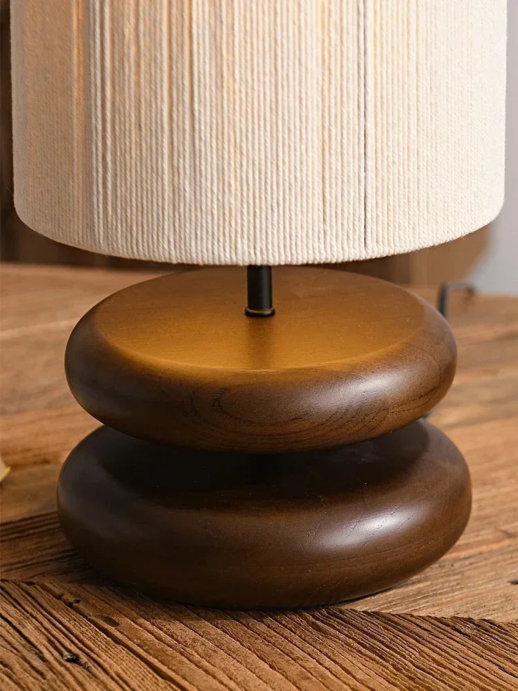 Tischlampe mit gestapeltem Holzsockel und Textilschirm