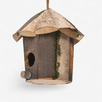 Hölzernes Vogelhaus mit Aufhängeband