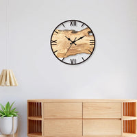 Holz-Wanduhr mit Harzdetails und römischen Ziffern – 30 cm