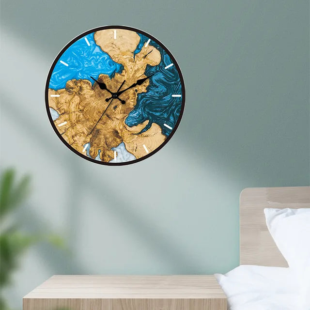 Holz-Wanduhr mit Harzdetails und römischen Ziffern – 30 cm