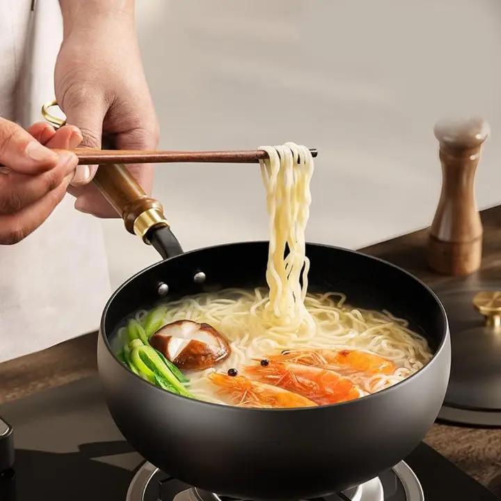 Japanischer Gusseisen-Topf mit Holzdeckel – Traditionelles Design für moderne Küchen