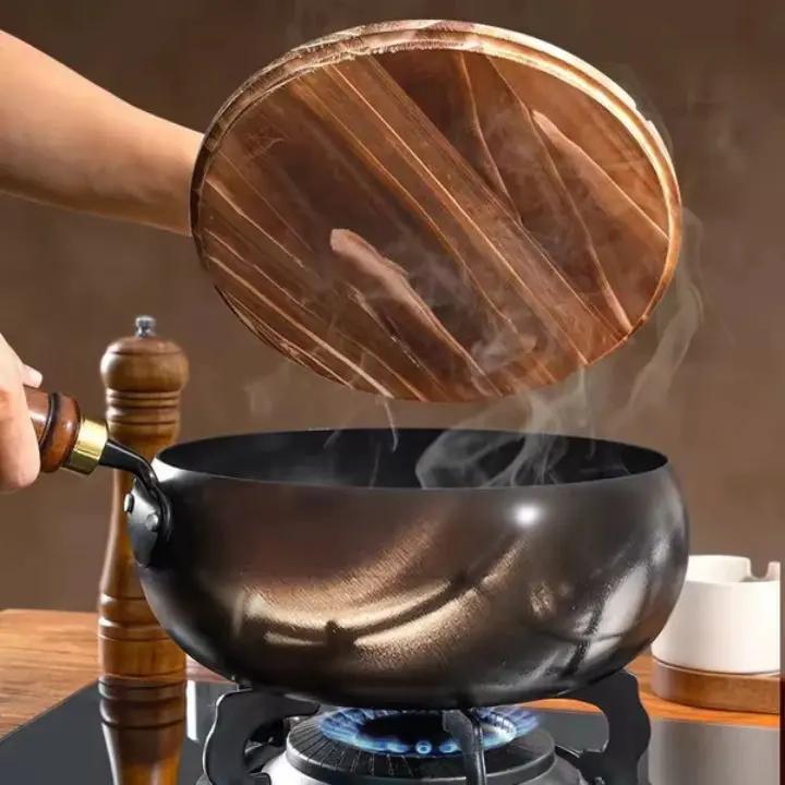 Japanischer Gusseisen-Topf mit Holzdeckel – Traditionelles Design für moderne Küchen