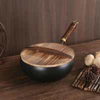 Japanischer Gusseisen-Topf mit Holzdeckel – Traditionelles Design für moderne Küchen