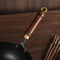 Japanischer Gusseisen-Topf mit Holzdeckel – Traditionelles Design für moderne Küchen