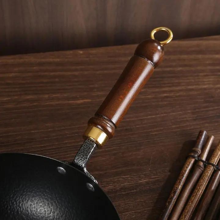 Japanischer Gusseisen-Topf mit Holzdeckel – Traditionelles Design für moderne Küchen