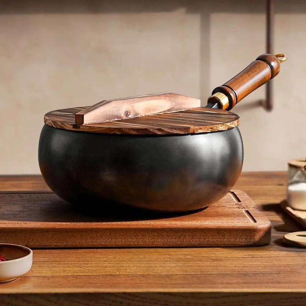 Japanischer Gusseisen-Topf mit Holzdeckel – Traditionelles Design für moderne Küchen