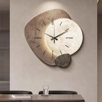 Mond-Wanduhr Minimalistisch – Beige & Gold