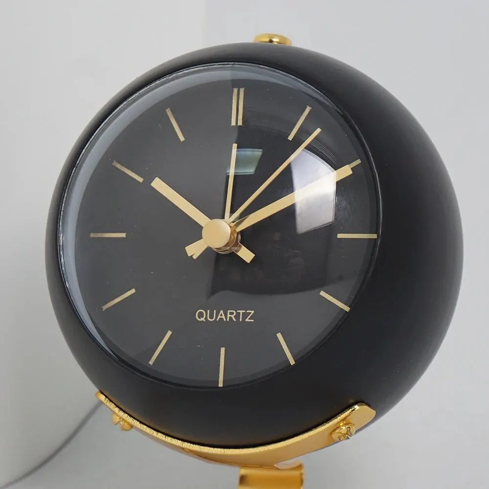 Runder Quarz-Wecker mit Goldständer – Lautloser Mechanismus