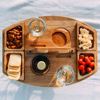 Klappbarer Holz-Picknicktisch mit Wein- und Snackfächern