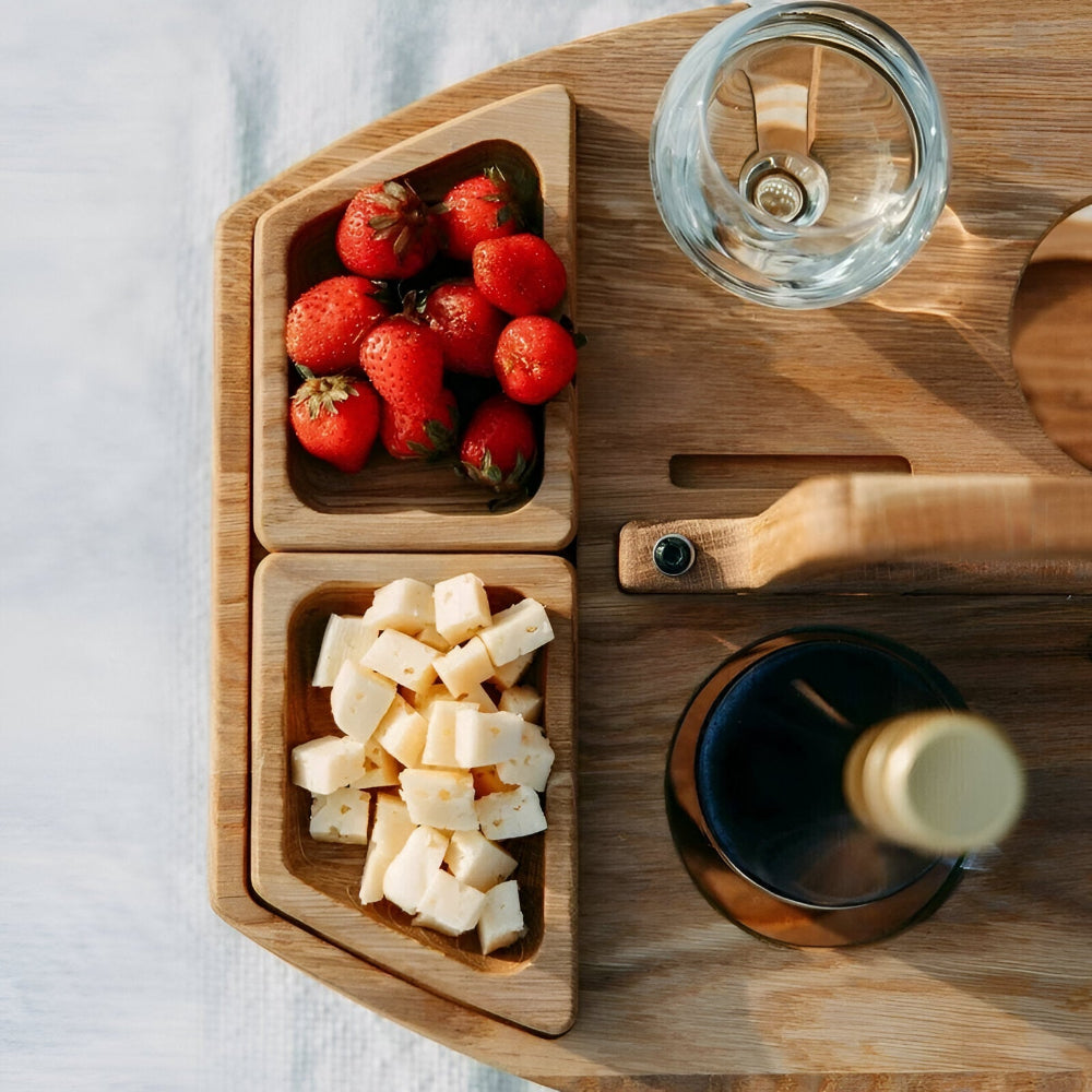 Klappbarer Holz-Picknicktisch mit Wein- und Snackfächern