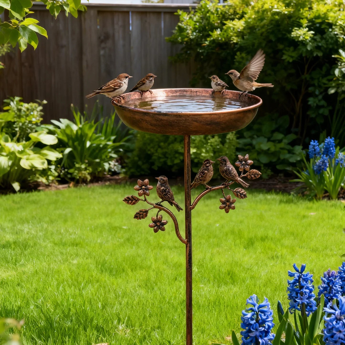 Vogeltränke mit dekorativem Metallspieß – Vintage Kupfer-Optik