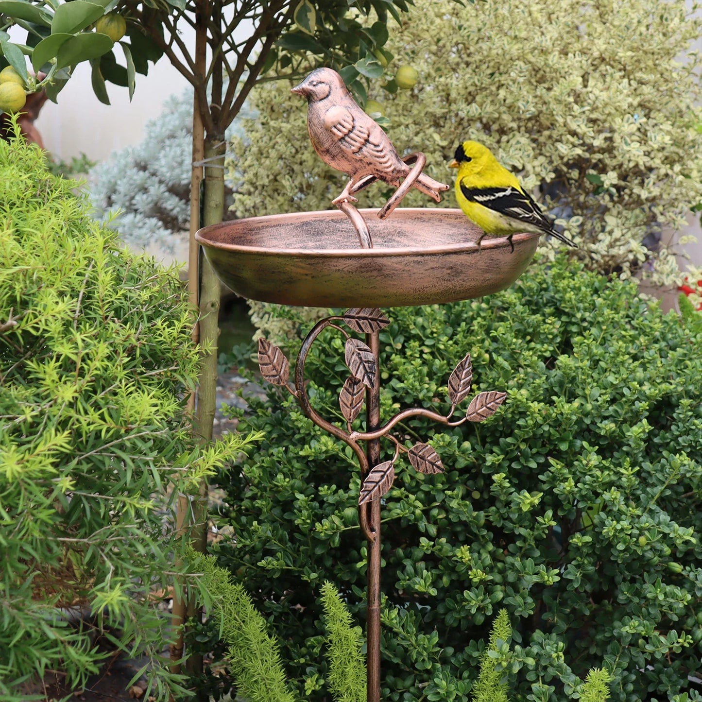 Vogeltränke mit dekorativem Metallspieß – Vintage Kupfer-Optik