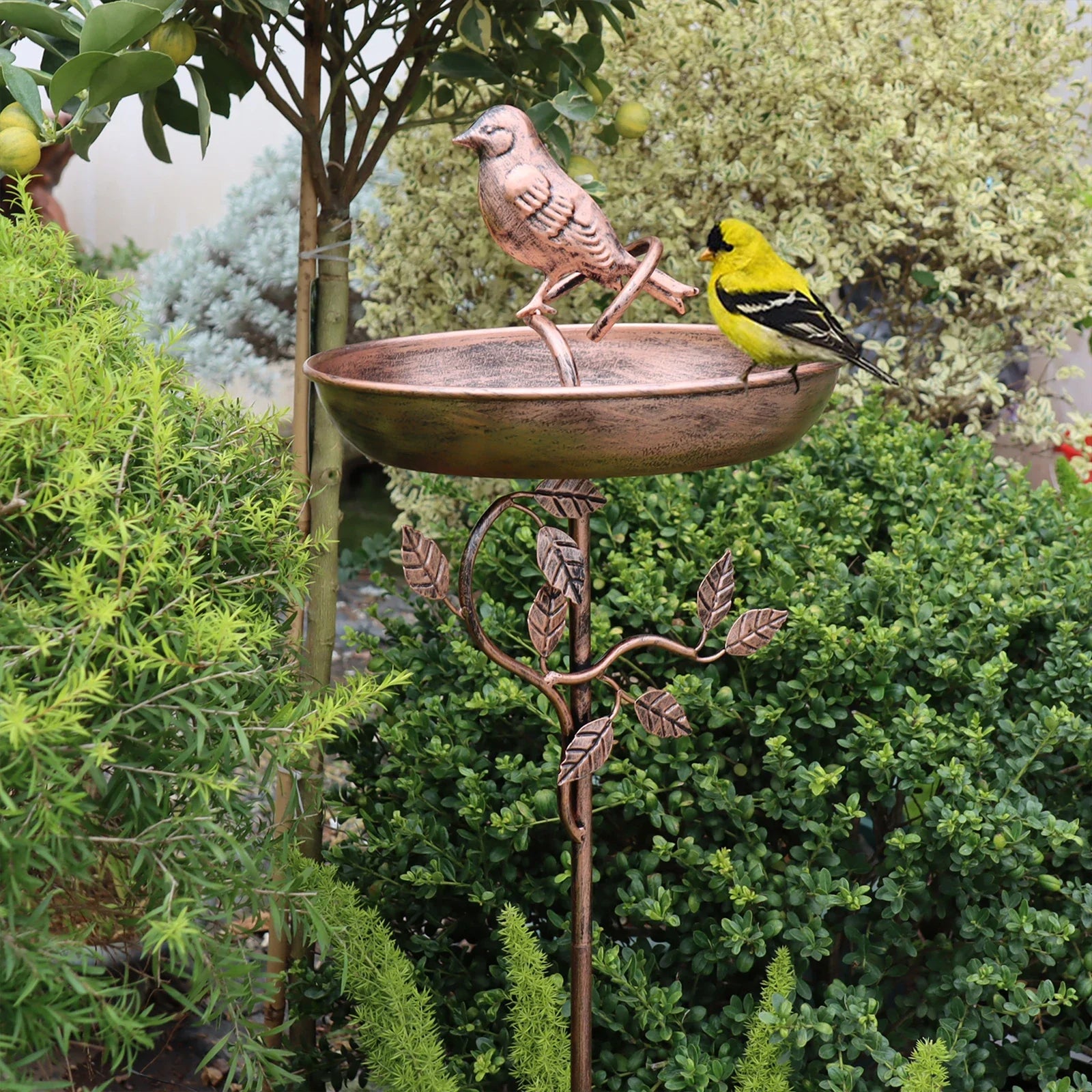 Vogeltränke mit dekorativem Metallspieß – Vintage Kupfer-Optik