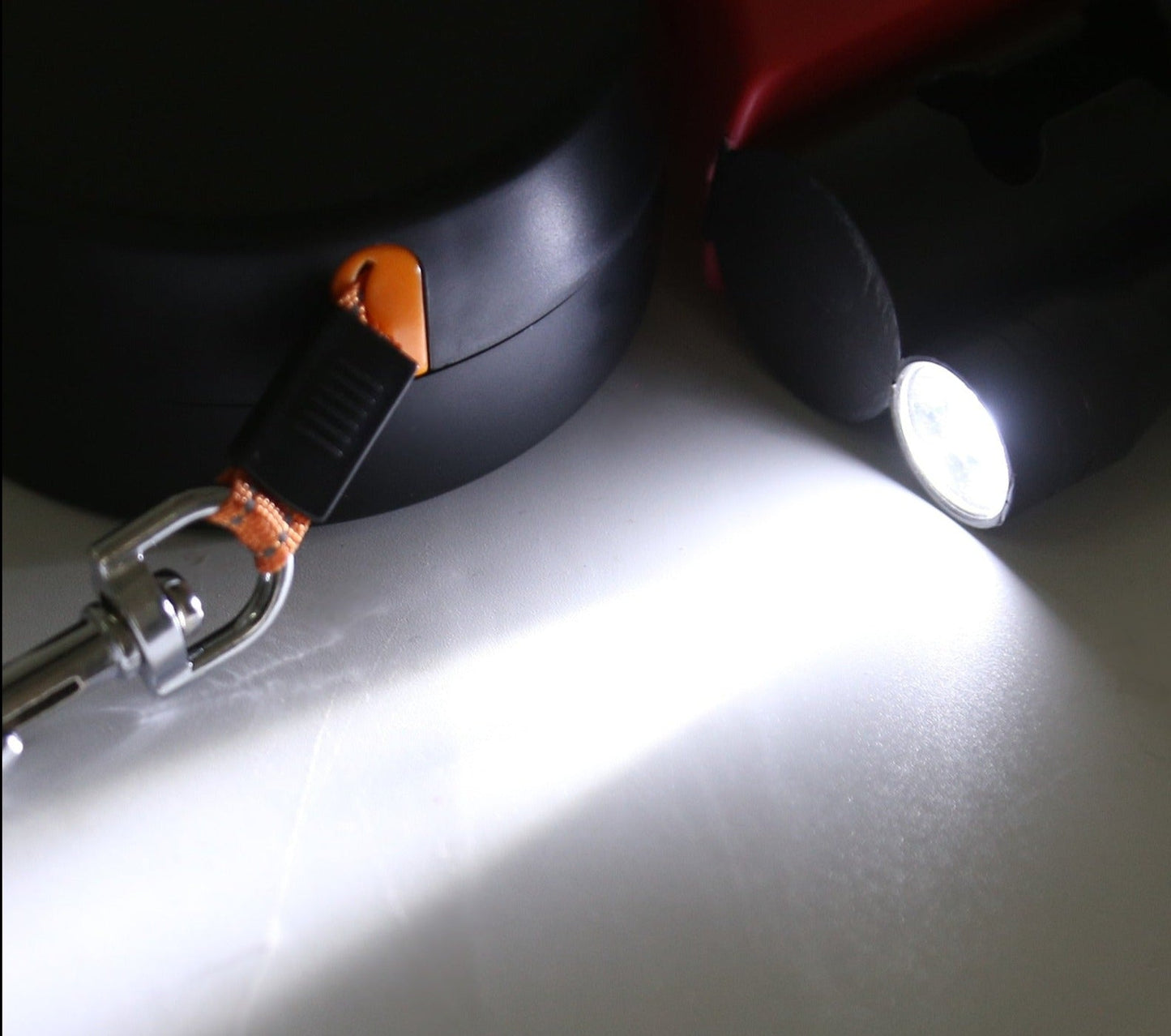 Doppelte Einzieh-Hundeleine mit LED-Taschenlampe – Zwei Hunde gleichzeitig führen