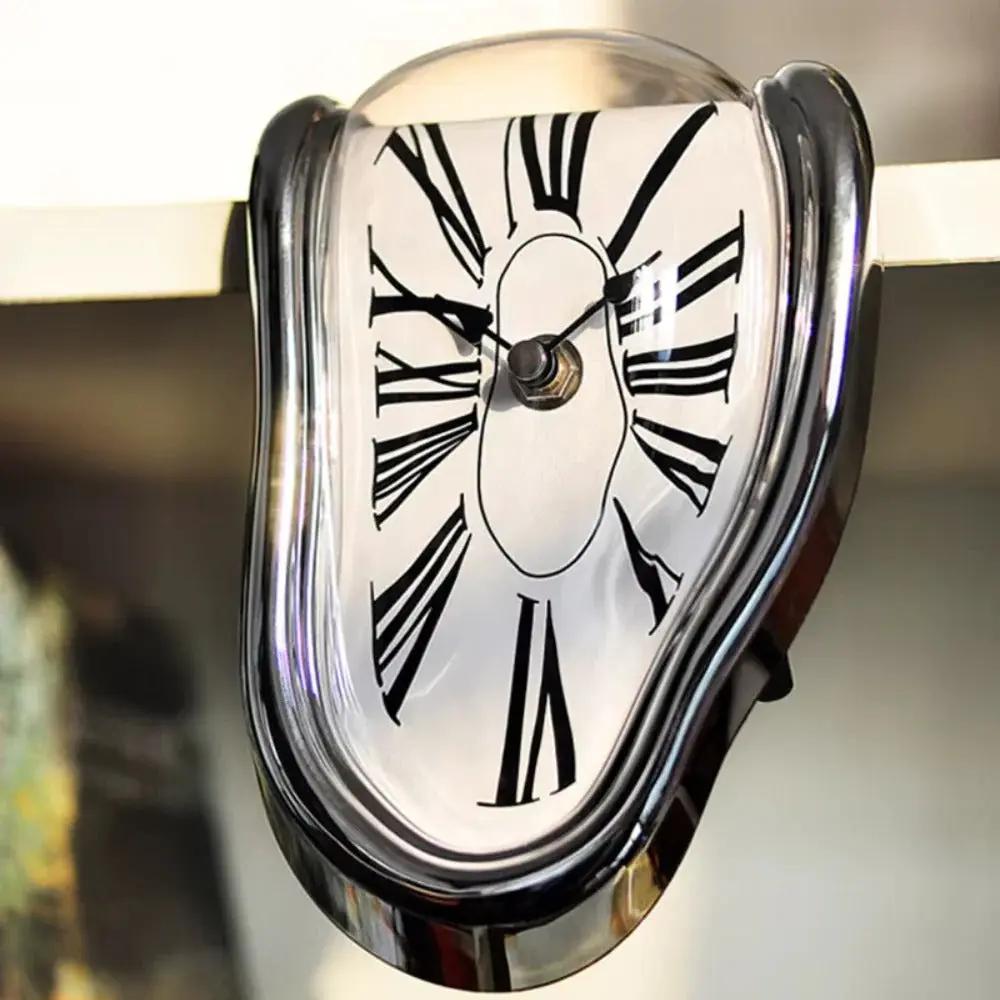 Schmelzende Vintage-Uhr — Inspiriert von der Illusion der Zeitverzerrung