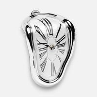 Schmelzende Vintage-Uhr — Inspiriert von der Illusion der Zeitverzerrung
