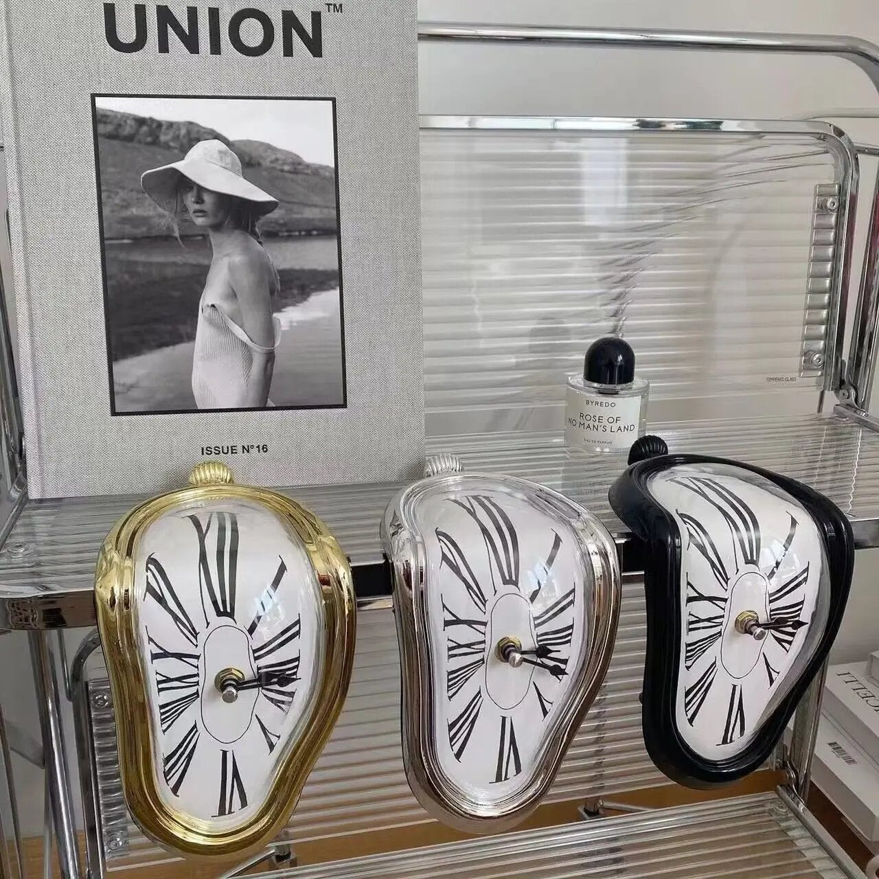 Schmelzende Vintage-Uhr — Inspiriert von der Illusion der Zeitverzerrung
