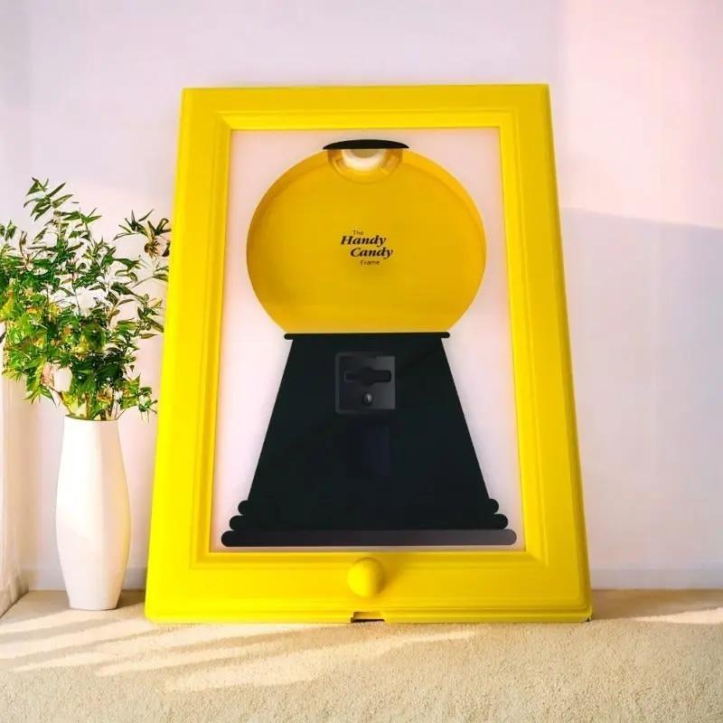 Seltener Vintage-Rahmen Bonbonspender — Wandkunst mit süßer Überraschung