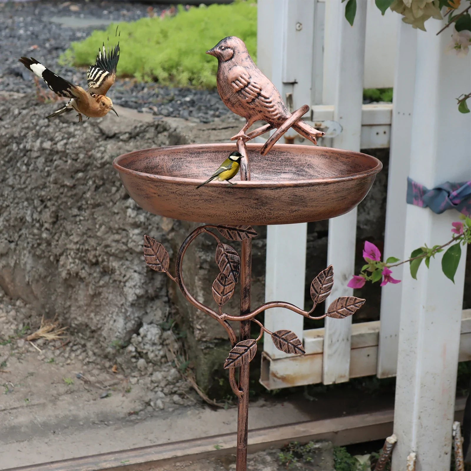Vogeltränke mit dekorativem Metallspieß – Vintage Kupfer-Optik
